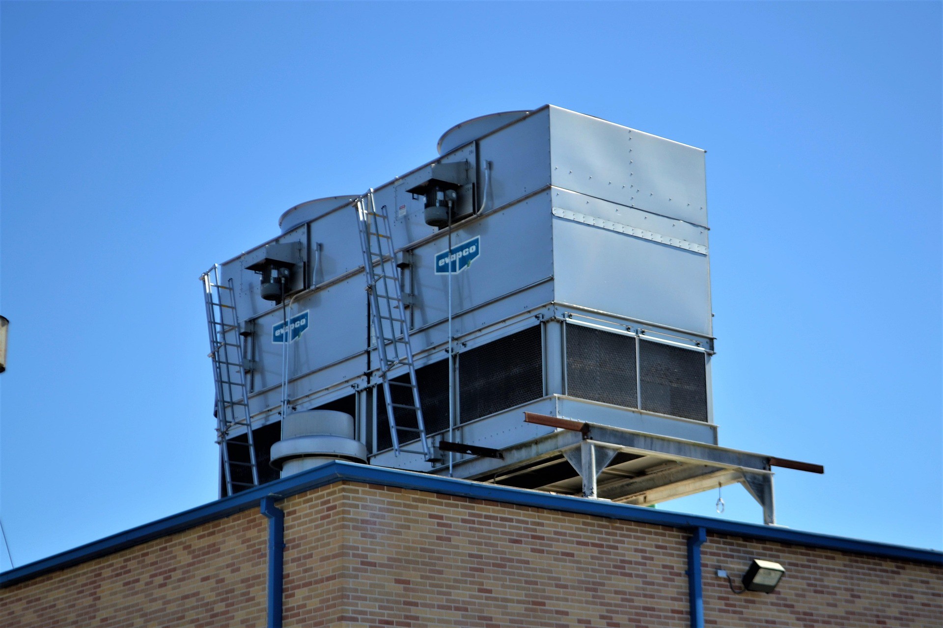 Industrial rooftop cooling towers