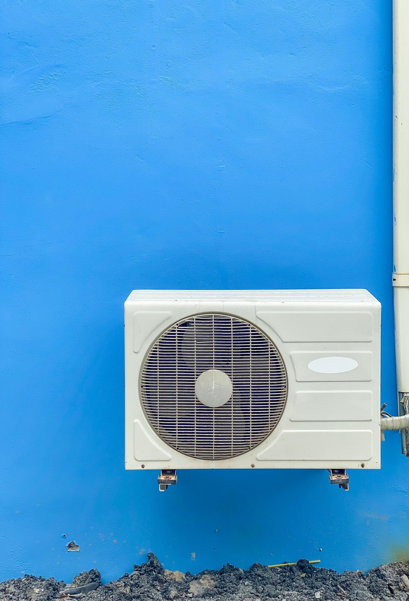 Outdoor air-conditioning unit mounted on an exterior wall
